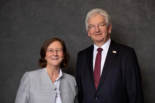 Die Präsidentin der HSD, Prof. Dr. Edeltraud Vomberg, mit dem Rektor der RSH, Prof. Raimund Wippermann beim Neujahrsempfang der Musikhochschule. Foto: Susanne Diesner